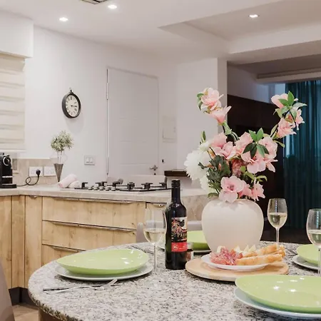 Dolmen Court Qawra Fl13 W Shared Pool! By Homely St Paul's Bay