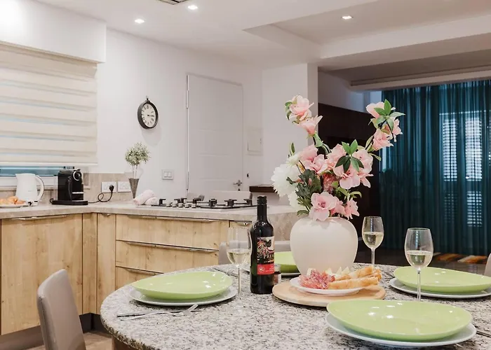 Dolmen Court Qawra Fl13 W Shared Pool! By Homely St. Paul's Bay