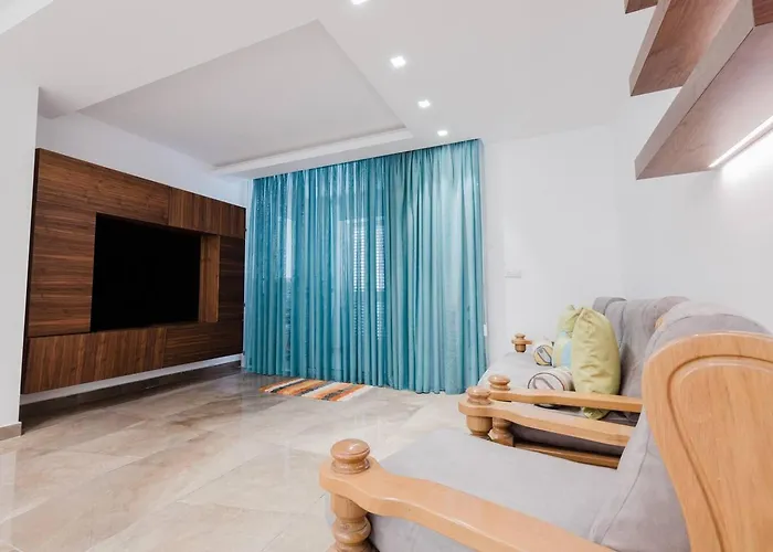 Dolmen Court Qawra Fl13 W Shared Pool! By Homely Daire