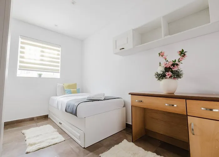 Dolmen Court Qawra Fl13 W Shared Pool! By Homely Daire St. Paul's Bay