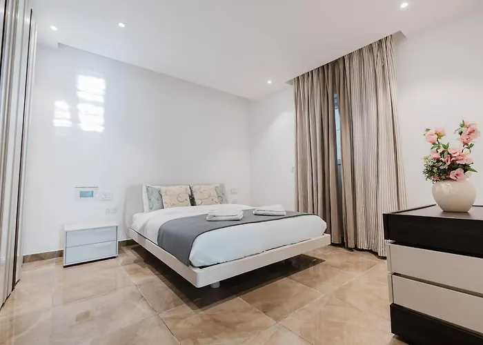 Dolmen Court Qawra Fl13 W Shared Pool! By Homely *