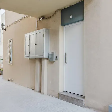 Dolmen Court Qawra Fl13 W Shared Pool! By Homely *